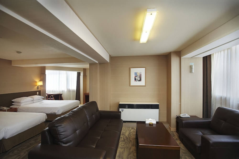 Family Suite (No Parking, additional fee occurs if number of people booked & staying are different) - Photo 3