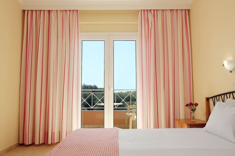 Superior Triple Room, Pool View