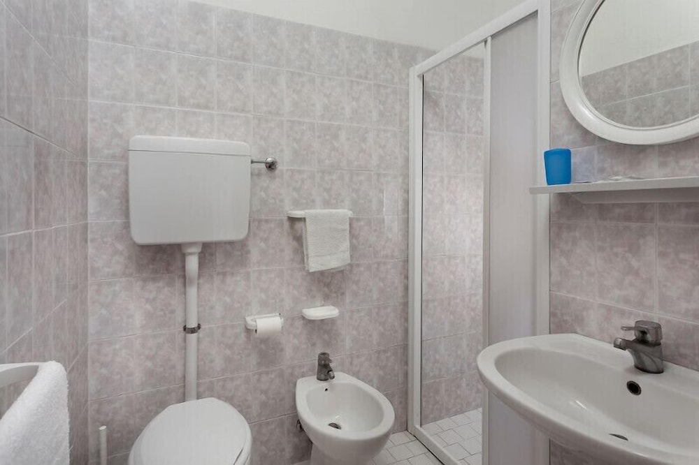 Basic Double Room, 1 Double Bed - Photo 5