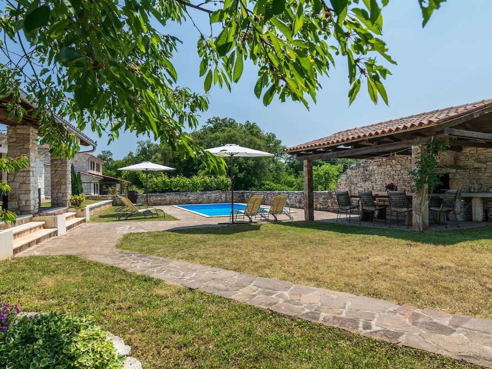 Villa photo 2