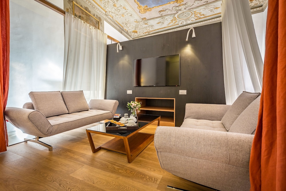 Luxury Suite - Photo 22