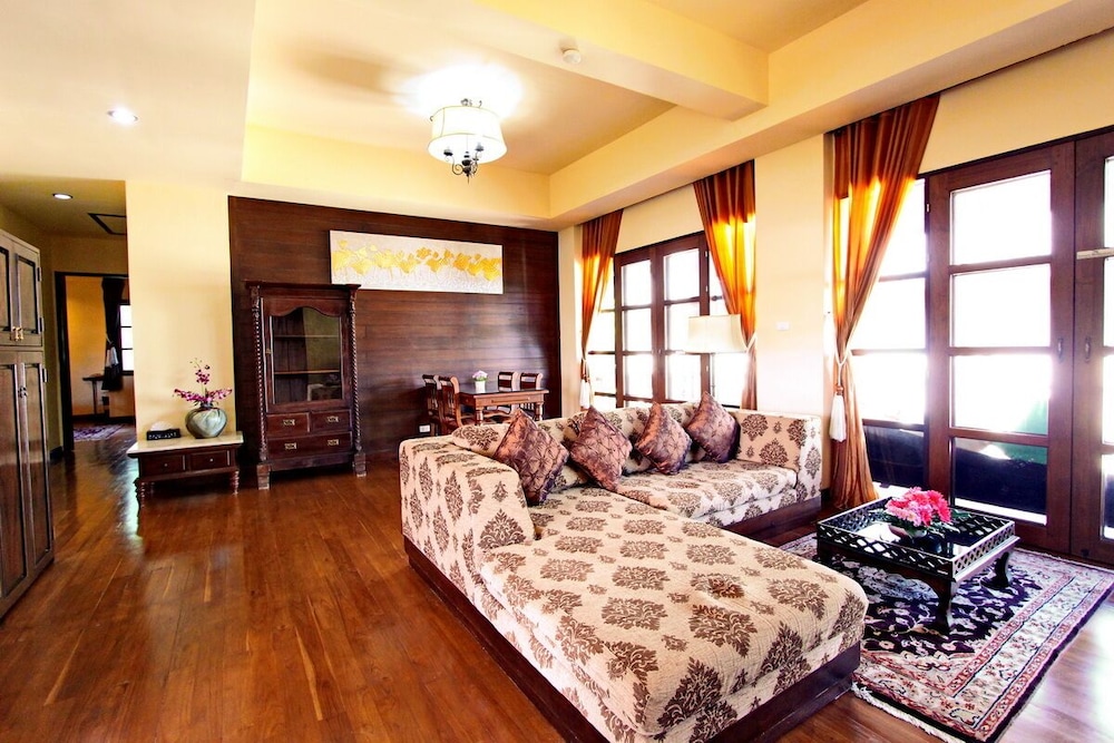 Suite, 2 Bedrooms, Jetted Tub - Photo 6