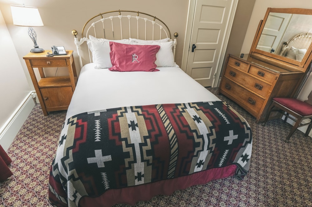 Standard Single Room, 1 Queen Bed, Mountain View photo 2