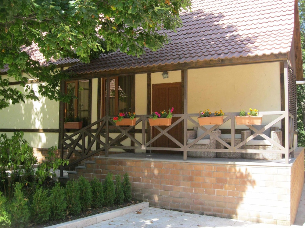 Luxury Cottage, 2 Bedrooms, Smoking photo 2