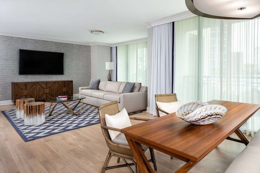 One Bedroom Executive Suite with Balcony (Non Smoking) thumbnail 5