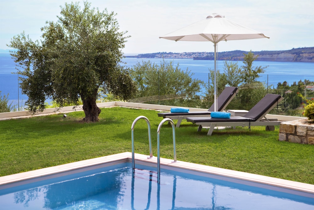 Deluxe Double Room, Pool Access photo 2