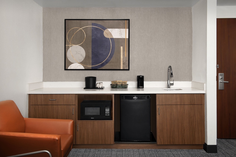 Suite, 1 Bedroom - Photo 3