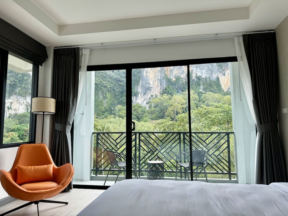 Premium Studio Suite, 1 King Bed, Pool View - Photo 10