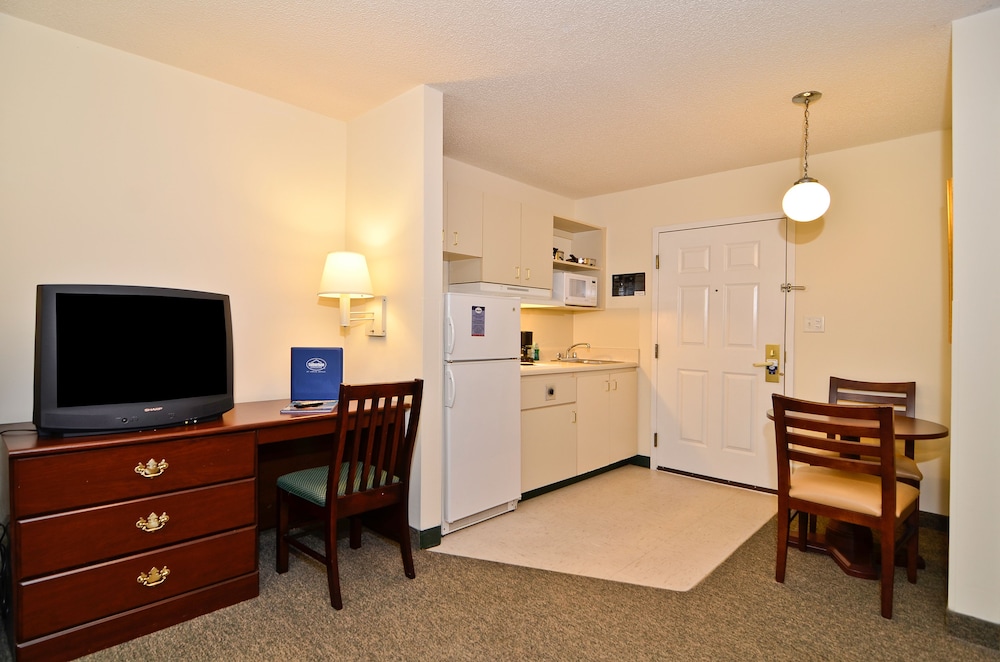 Standard Room, 1 King Bed, Smoking, Kitchenette - Photo 6