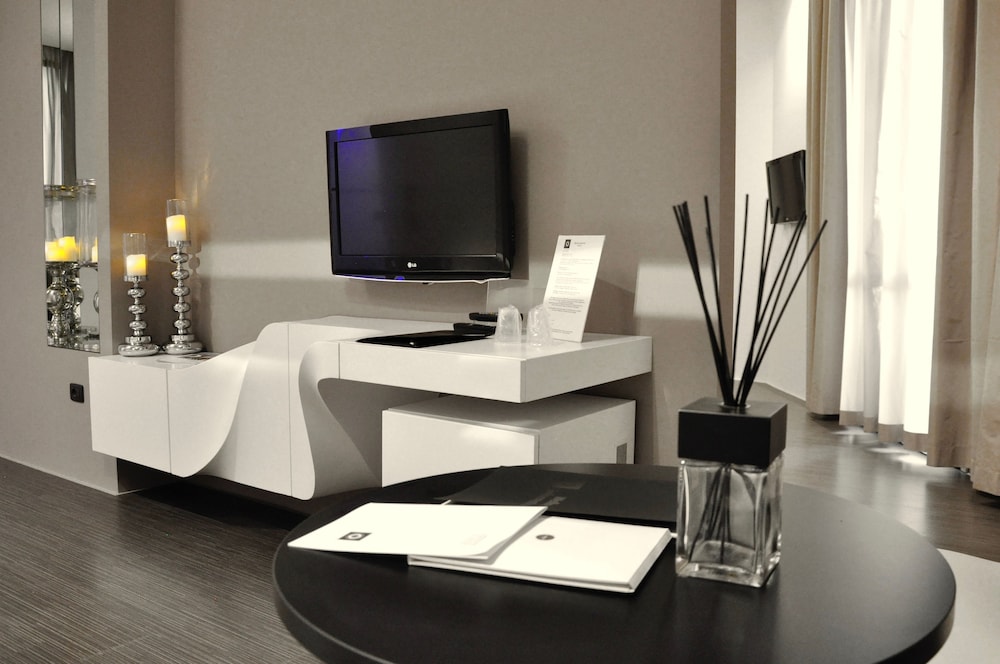 Luxury Suite, 1 Bedroom, Balcony - Photo 8