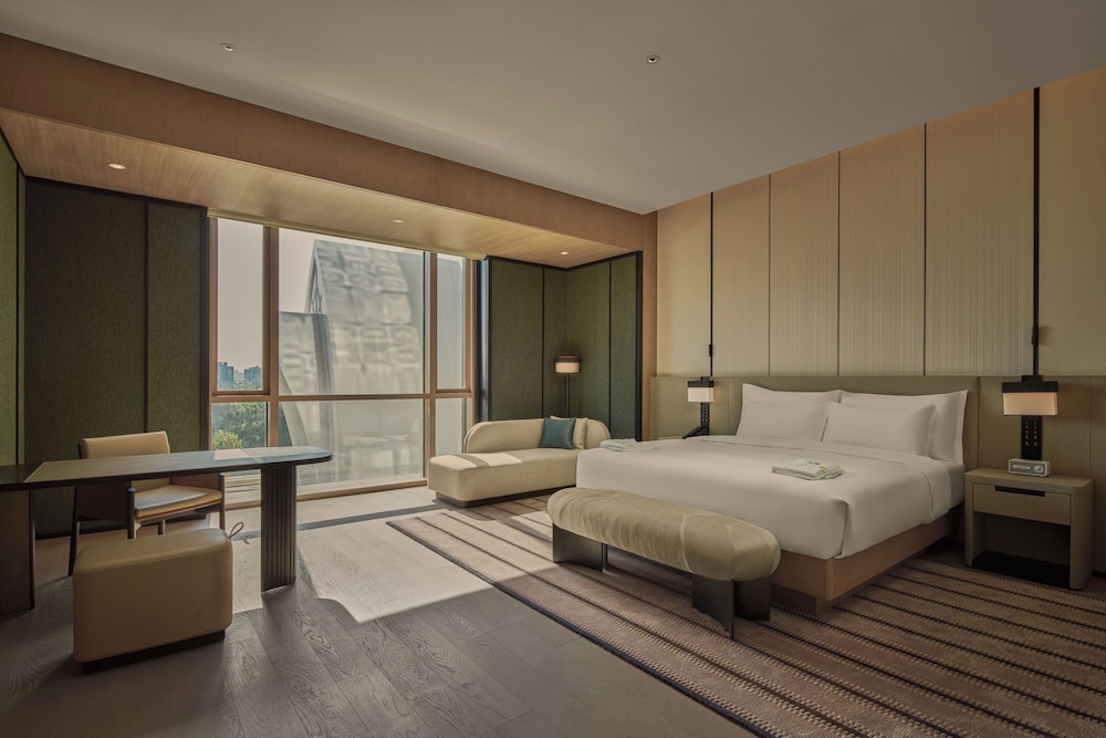 Luxury Room, 1 Queen Bed, Non Smoking, City View