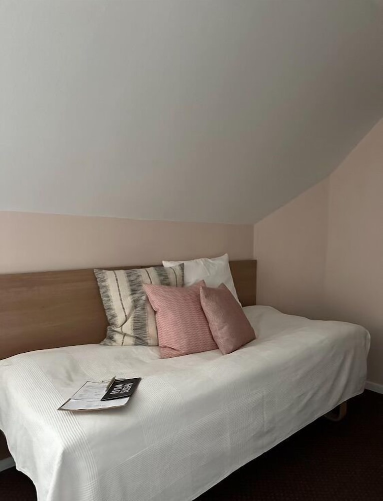Standard Single Room, 1 Twin Bed, Non Smoking, Courtyard View thumbnail 6