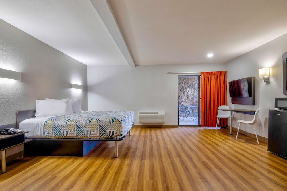 Deluxe Suite, 1 King Bed, Non Smoking, Hot Tub photo 1