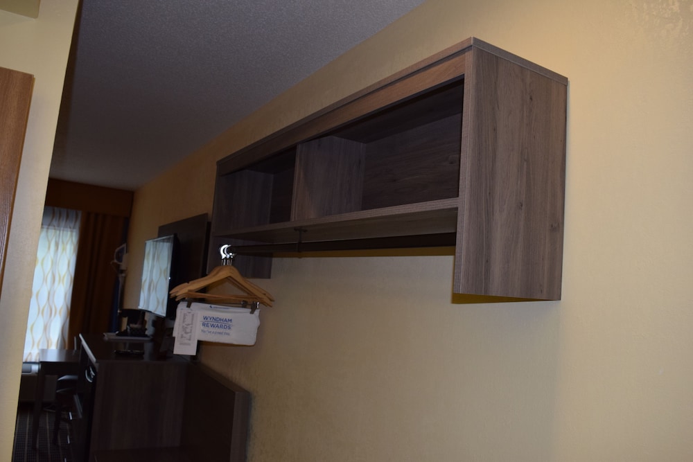 Deluxe Room, 1 King Bed, Non Smoking - Photo 8