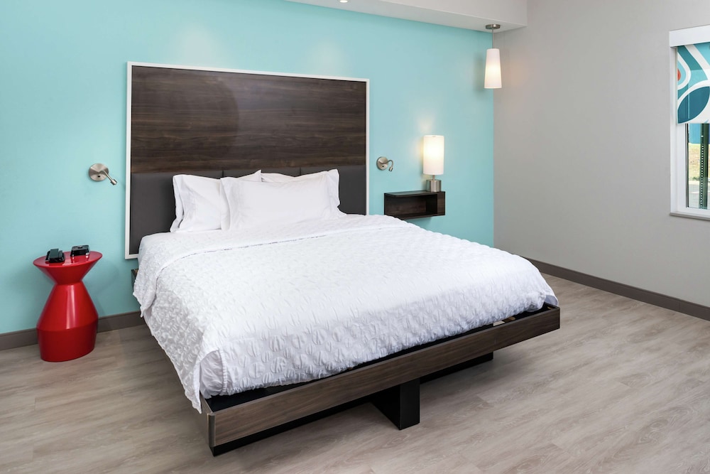 Room, 1 King Bed, Accessible (Roll-in Shower, Hearing) - Photo 5