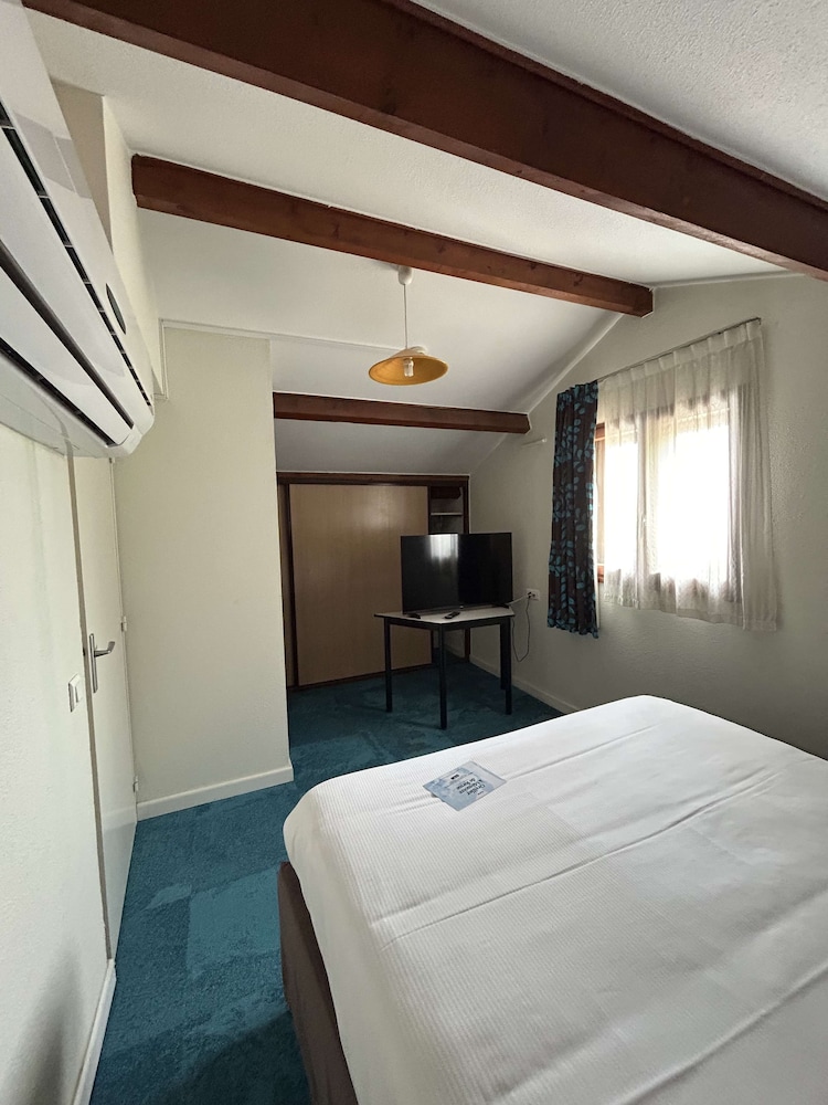 Standard Room, Multiple Beds - Photo 6