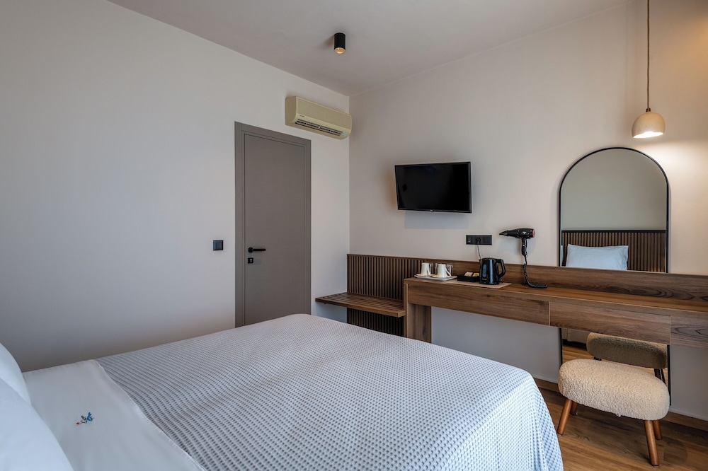 Deluxe Suite, Sea View - Photo 9