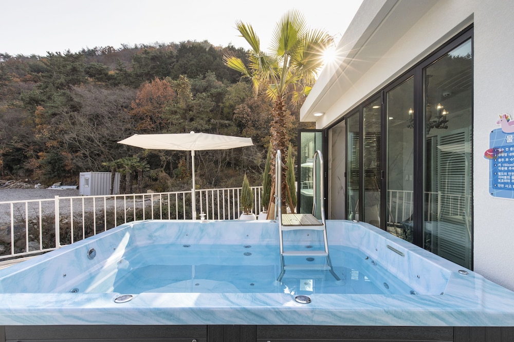 Basic Room, 1 Queen Bed, Ocean View (private whirlpool, 102) - Photo 19