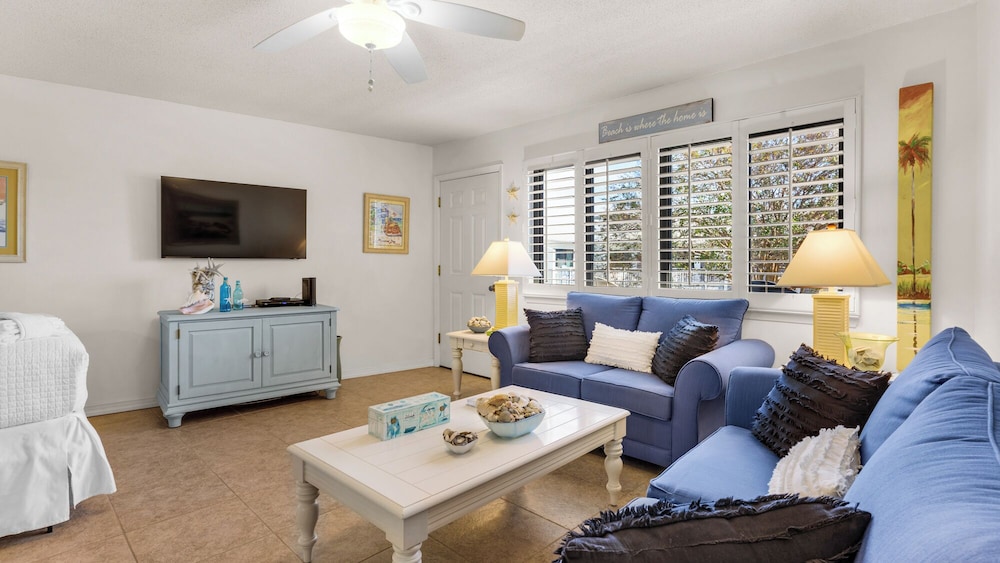 Studio Suite, 1 Queen Bed with Sofa bed, Patio, Pool View (Hidden Beach 216) photo 1