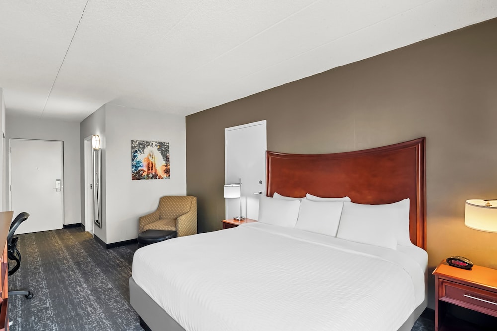 Standard Room, 1 King Bed, Non Smoking - Photo 2