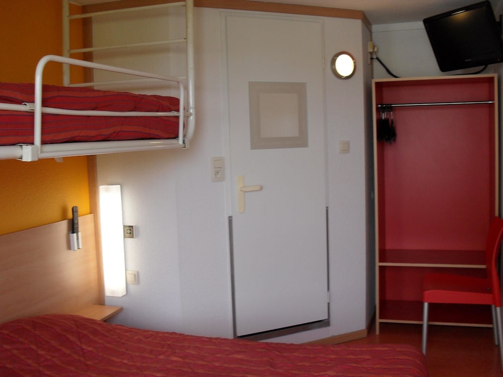 Standard Room, Multiple Beds (1 Double and 1 Single bed) - Photo 4