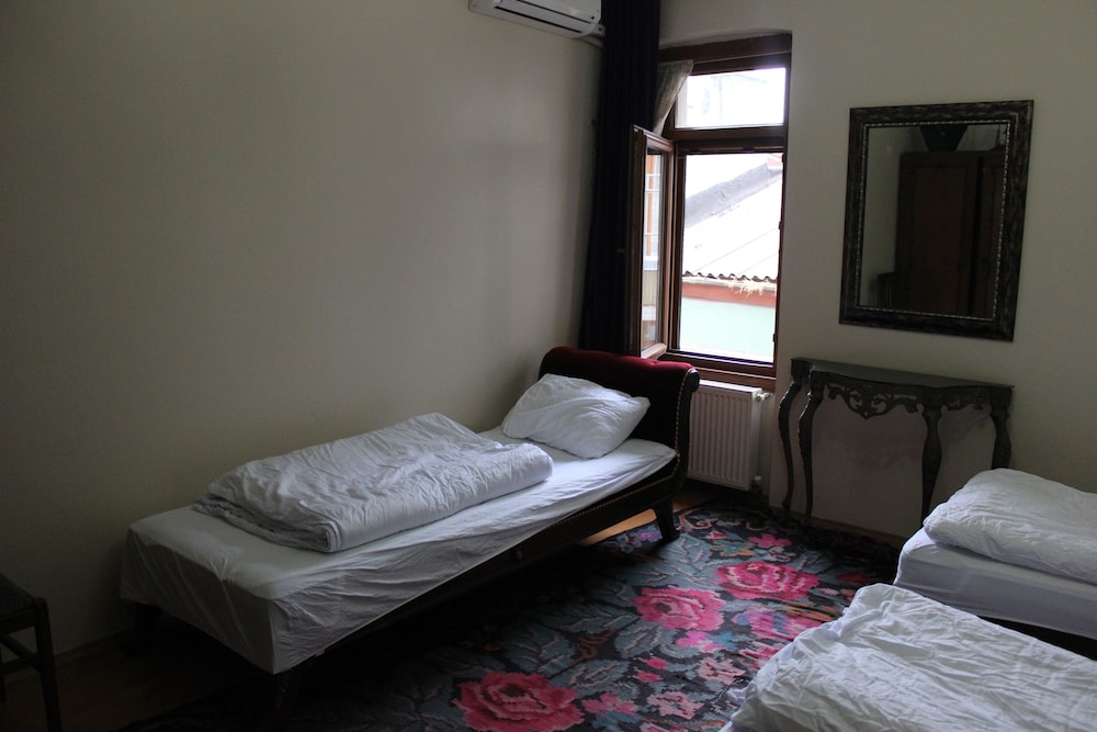 Standard Triple Room, 3 Twin Beds, Shared Bathroom photo 3