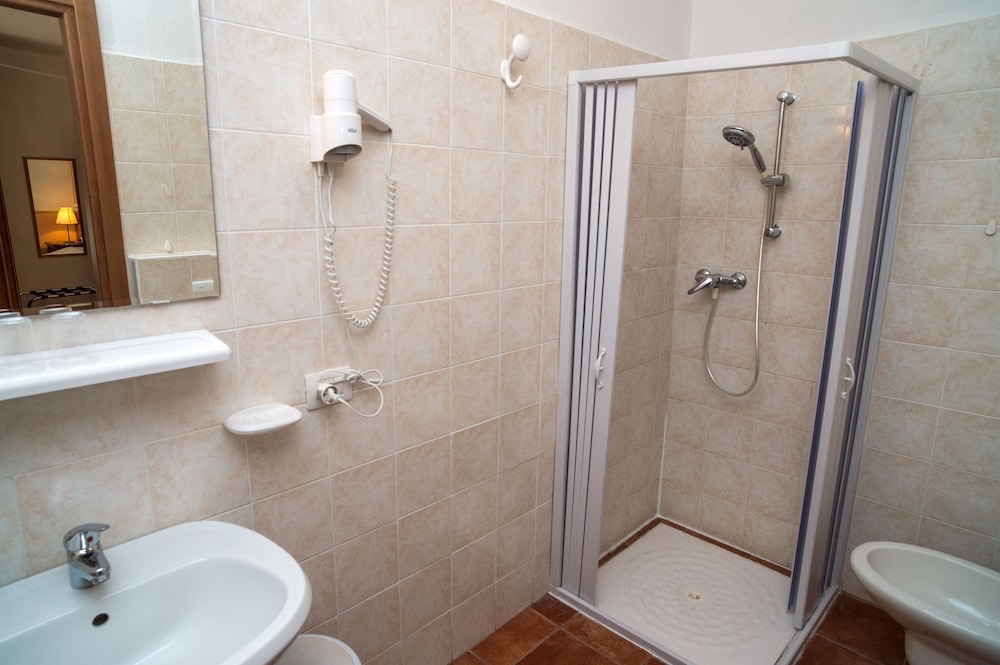 Basic Quadruple Room photo 3