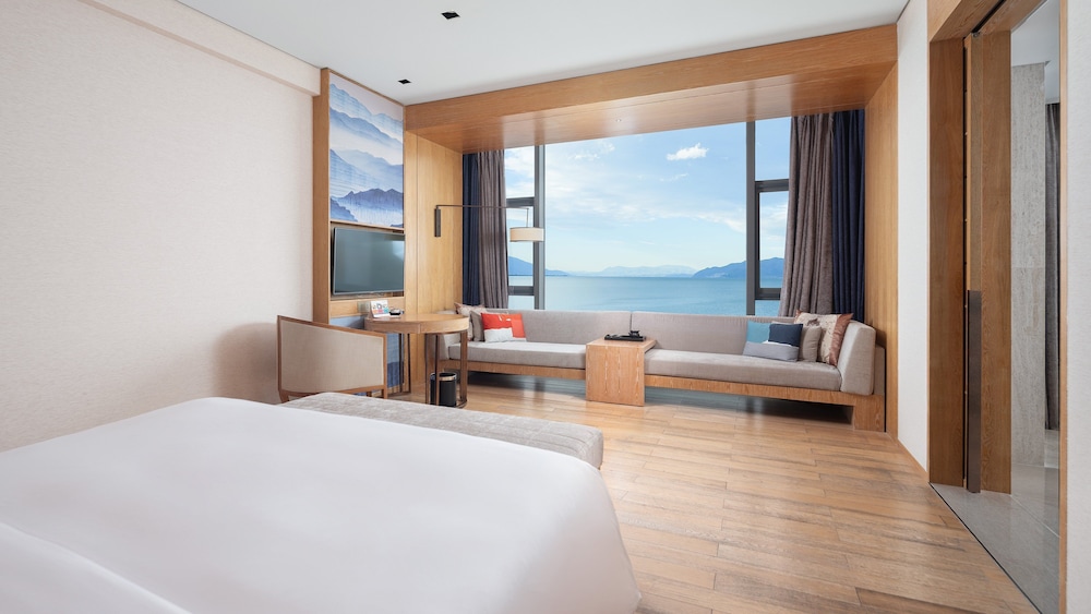 Luxury Room, 1 King Bed (180 Degree Erhai View Luxury Bath)