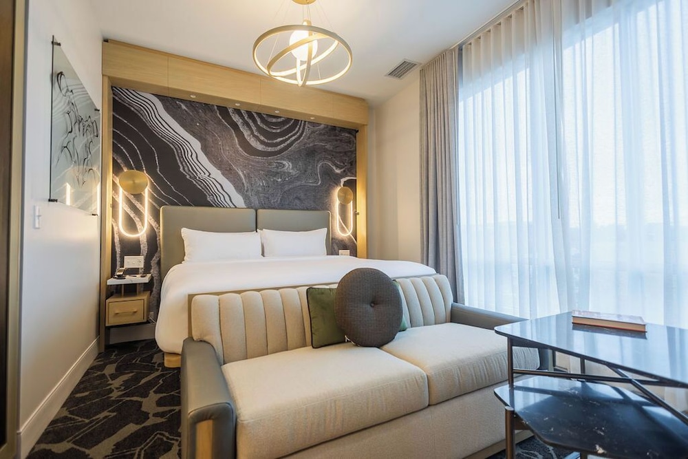 Room (King + Sleeper)
