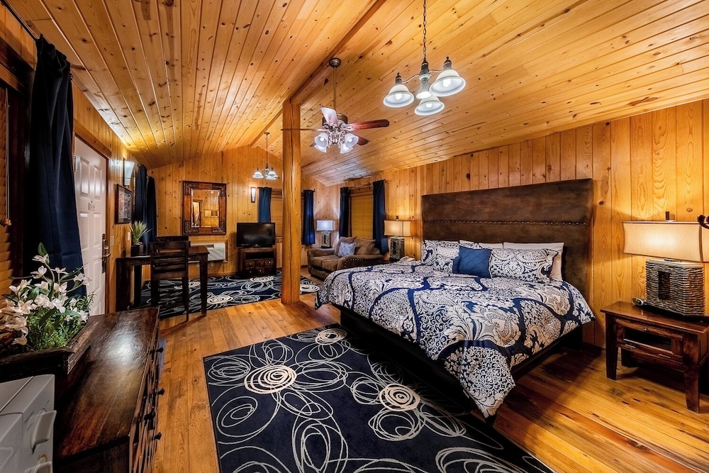 Executive Cabin, 1 King Bed photo 1