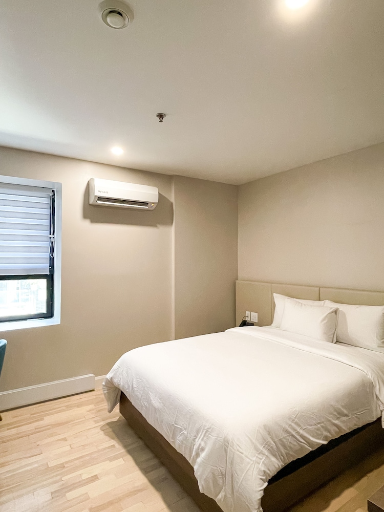 Deluxe Room, 1 King Bed photo 1