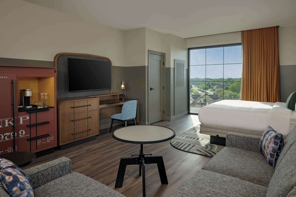 Room, 1 King Bed, Accessible (Soak Tub, Hearing) - Photo 2