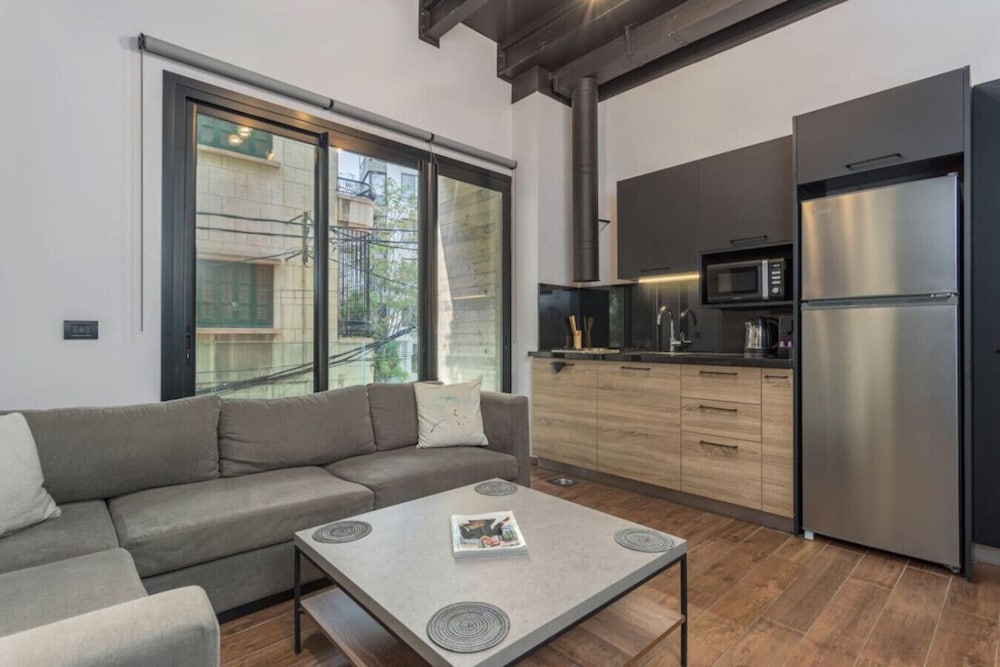 Amine 104, 1-BR in Mar Mikhael
