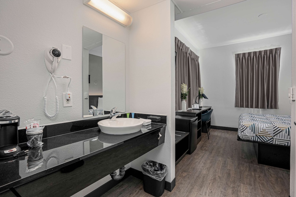 Premium Double Room, 1 Queen Bed, Non Smoking, Refrigerator photo 1