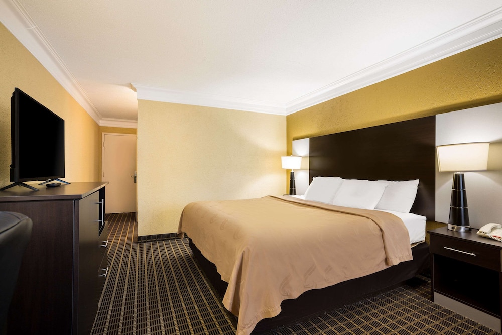 Room, 1 King Bed, Non Smoking (Upgrade) - Photo 6