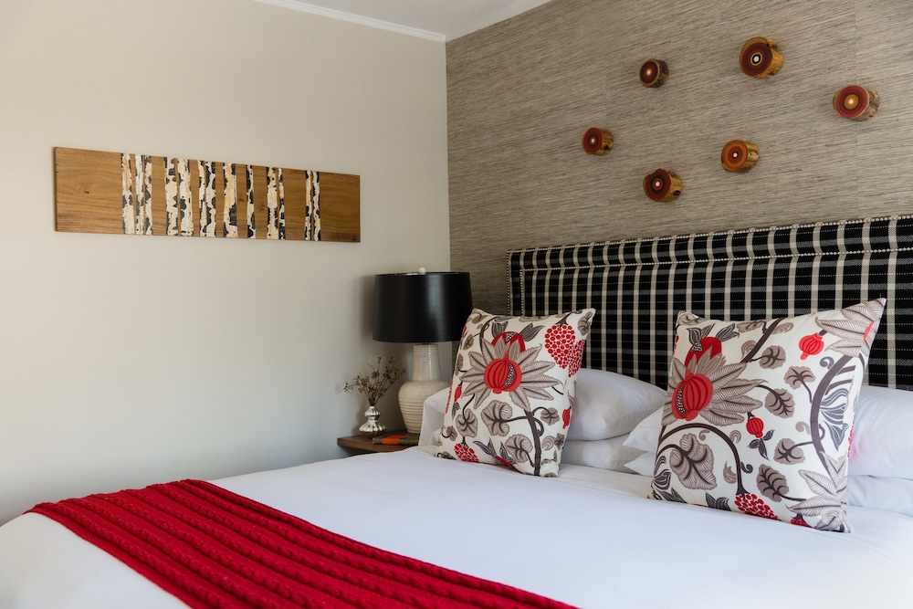 Deluxe Suite, 1 King Bed and Sofa Bed photo 2