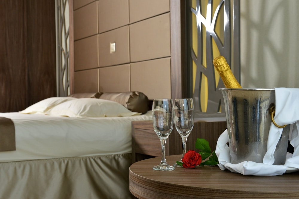 Deluxe Room, Partial Sea View - Photo 3
