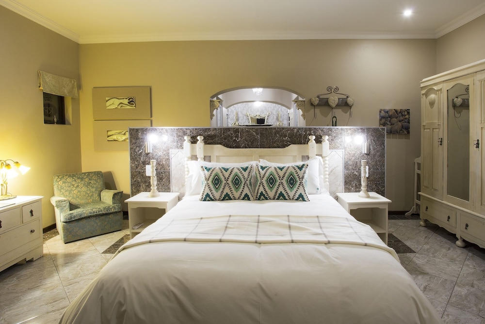 Honeymoon Studio Suite photo 1