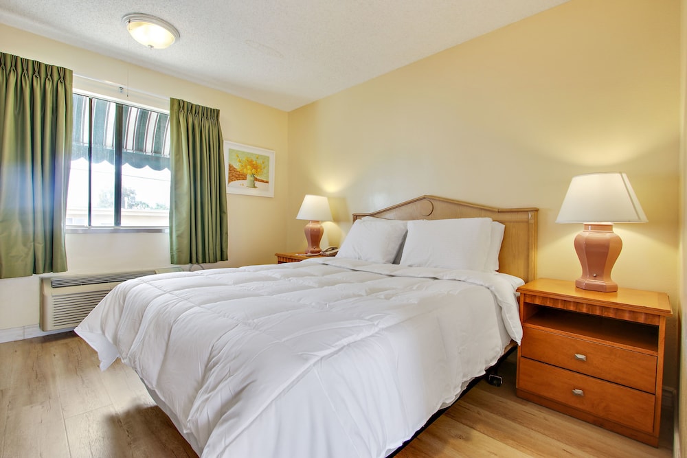 Economy Room, 1 Queen Bed photo 2