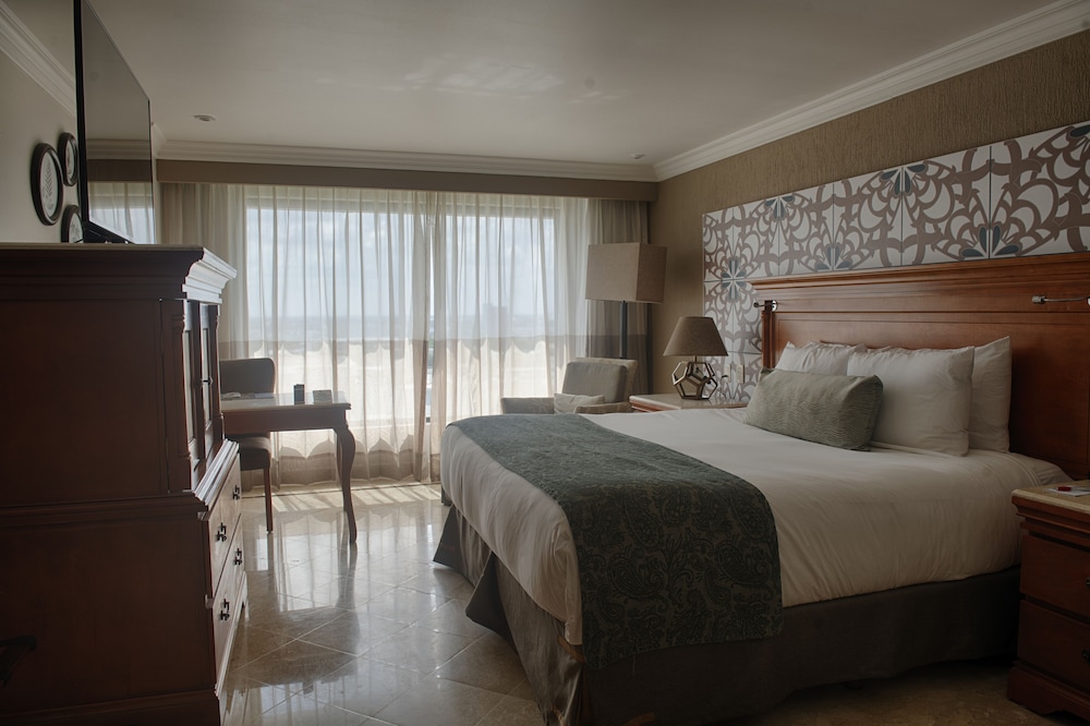 Club Room, 1 King Bed - Photo 4