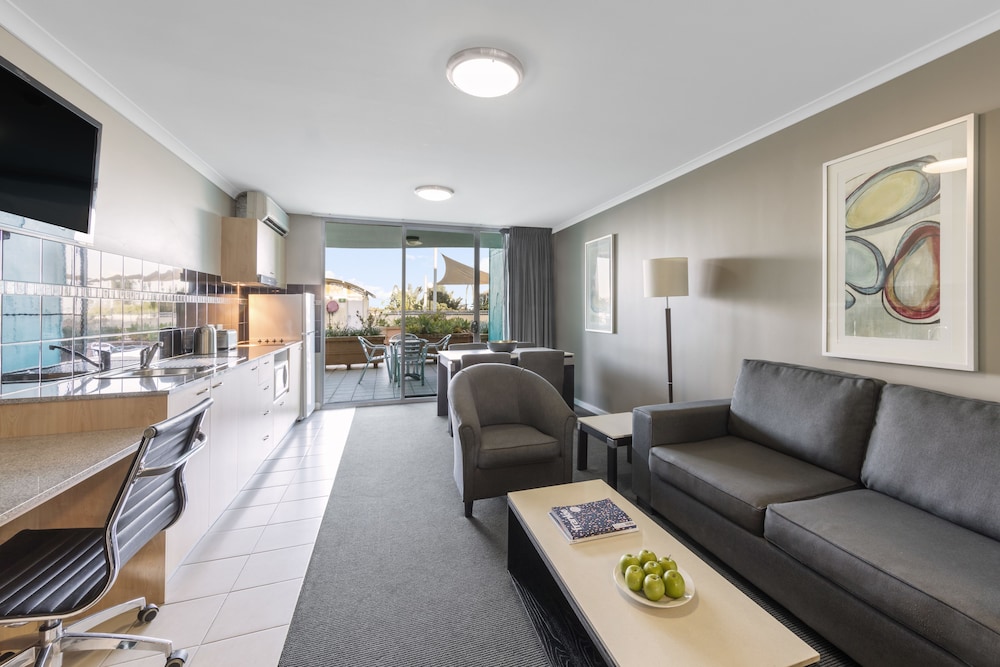 Deluxe Poolside Two Bedroom Apartment - Photo 7