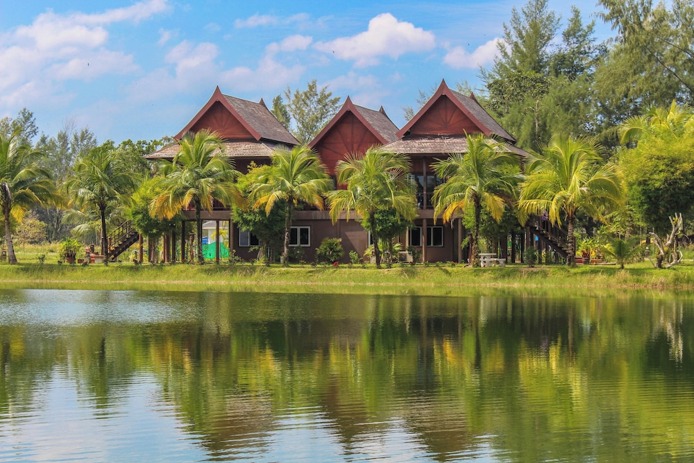 Sukhothai Lake Suite