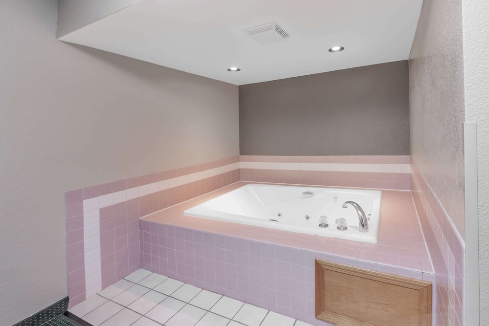 Deluxe Studio Suite, 1 King Bed, Non Smoking, Jetted Tub - Photo 3