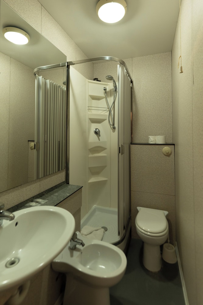 Basic Double Room, 1 Double or 2 Twin Beds, Private Bathroom - Photo 14