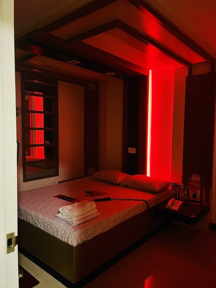 Deluxe Room, 1 Queen Bed photo 3