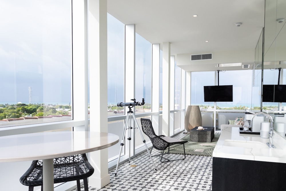 Suite, 1 Bedroom - Photo 2