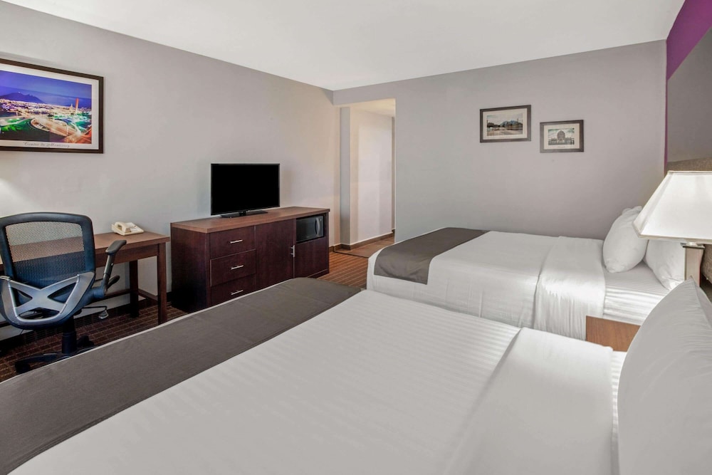 Room, Multiple Beds, Mobility Accessible, Non Smoking - Photo 1