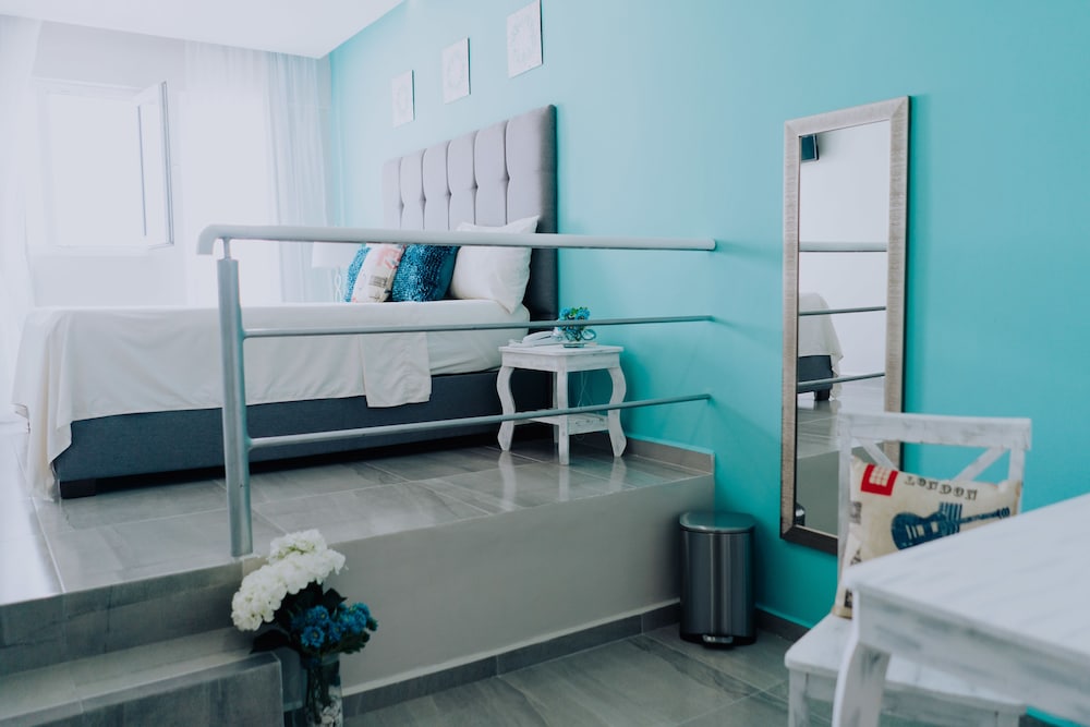 Deluxe Room, 1 King Bed, Partial Sea View photo 2