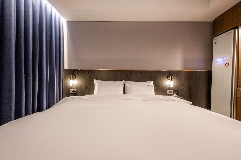 Premium Double Room, 1 King Bed, Non Smoking, City View photo 2