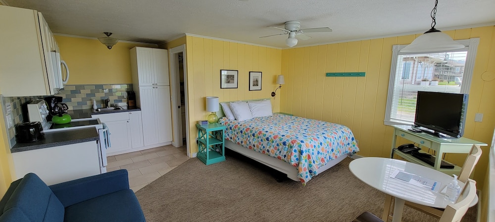 Sunset Studio – Ocean Front View photo 1